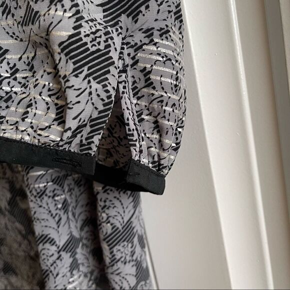 2/$16 New York & Company Gray Print V Neck Blouse; SZ S; Good Condition - Picture 2 of 6